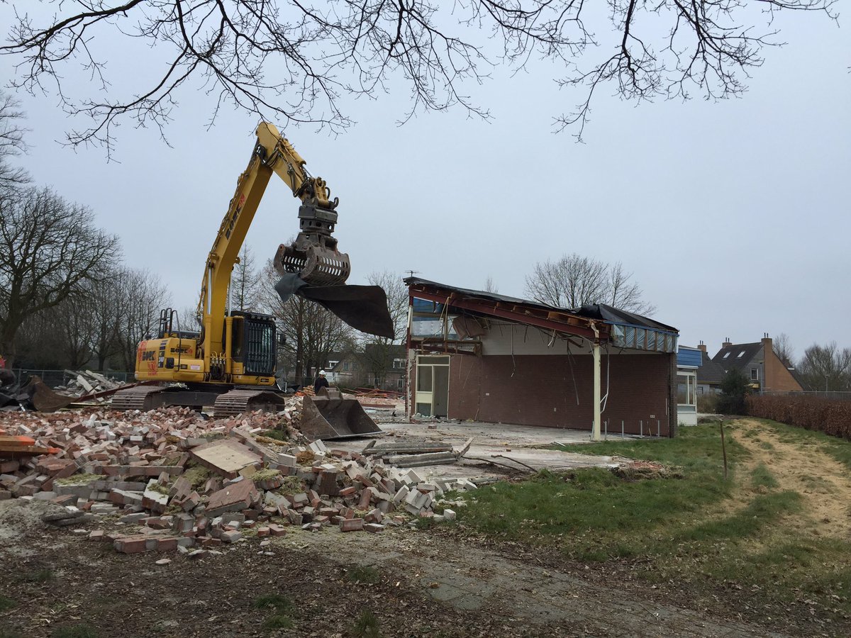 #R2R specialist <a href="/Borkgroep/">Borkgroep Stuifzand</a> in actie met ontmanteling bitumen dak van school in Westerbork. #bitumenrecycling #mvo