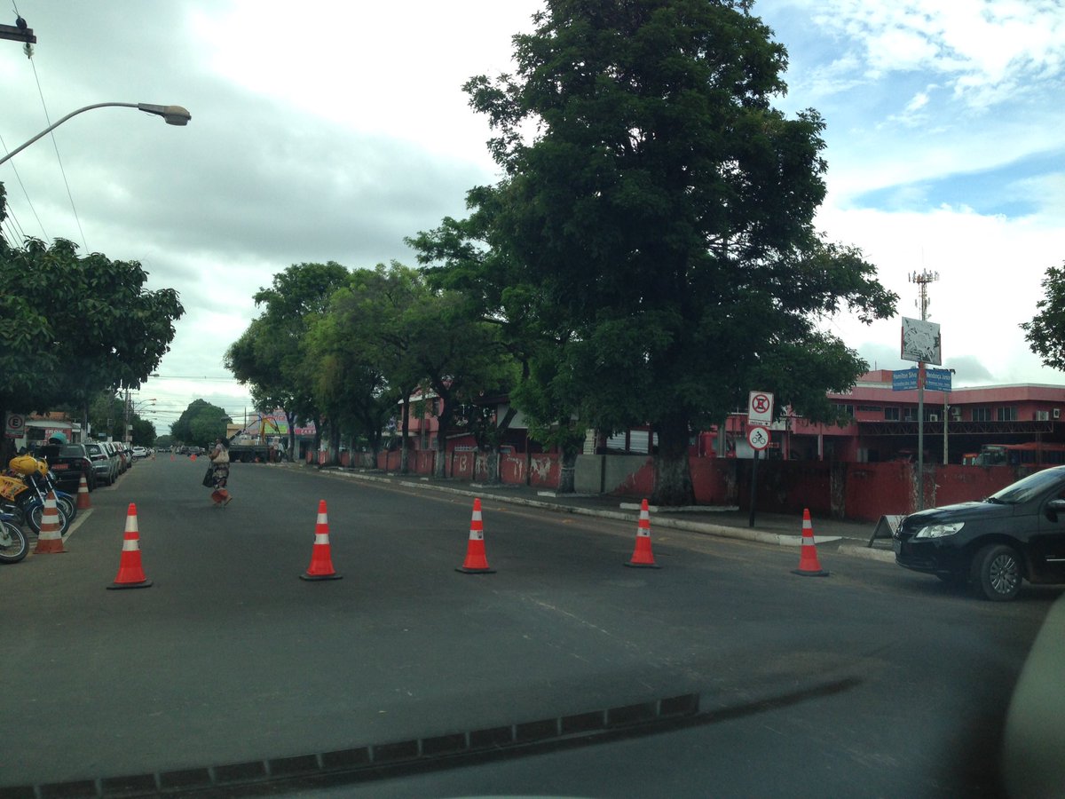 Trânsito bloqueado na Av. Hamilton Silva
