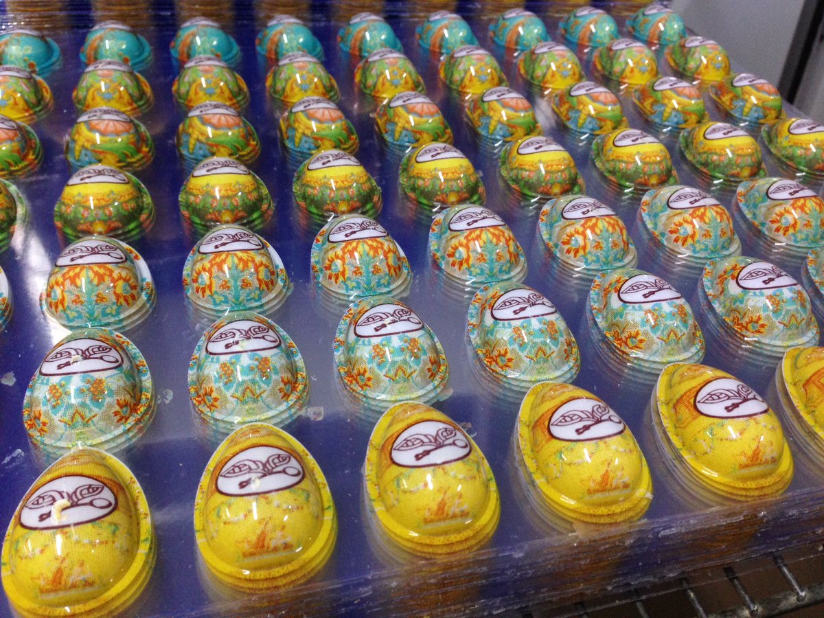 Work in progress d'œufs hybrides. Il semblerait que Patrice Chapon ait rencontré les <a href="/feespatissieres/">Les Fées Pâtissières</a> #Pâques