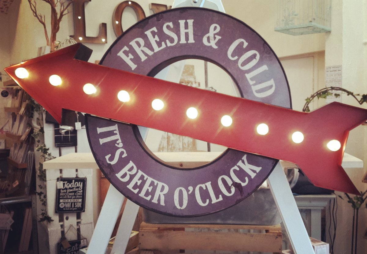 Fresh & cold.....its beer o'clock 👍👍👍
#beeroclock #illuminatedsign #LED #retro #coldbeer