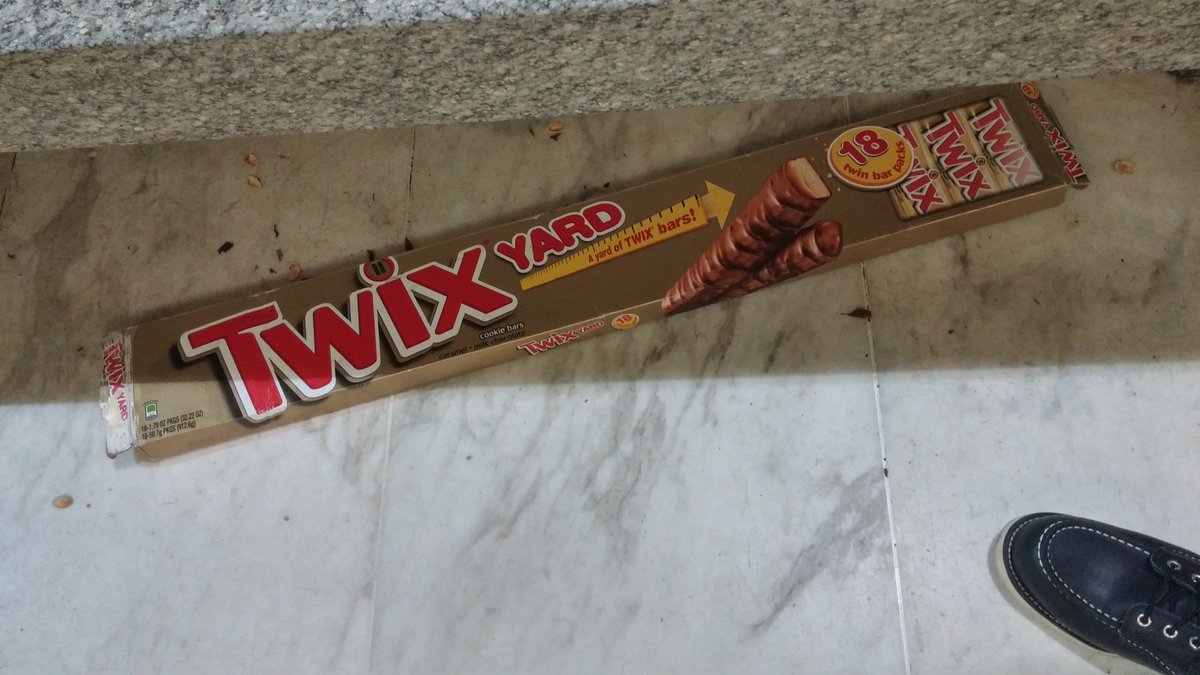 HI5Rocky's tweet photo. dafaq.... I didn't know they made these... #twix #howMuchIsToMuch https://t.co/TMHbOasMnq