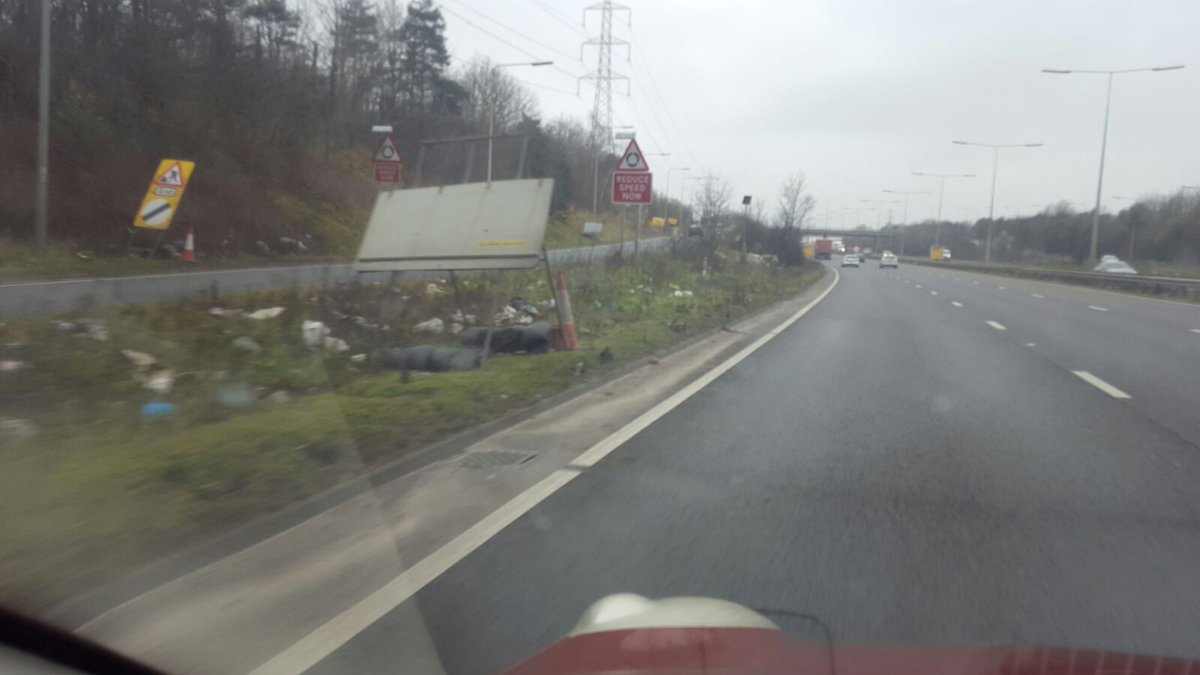 salisburyoldboy's tweet photo. @thurrockcouncil .. waste bins not emptied..A13 awash with rubbish..does anyone at TBC care ? https://t.co/w6M8oYvftm