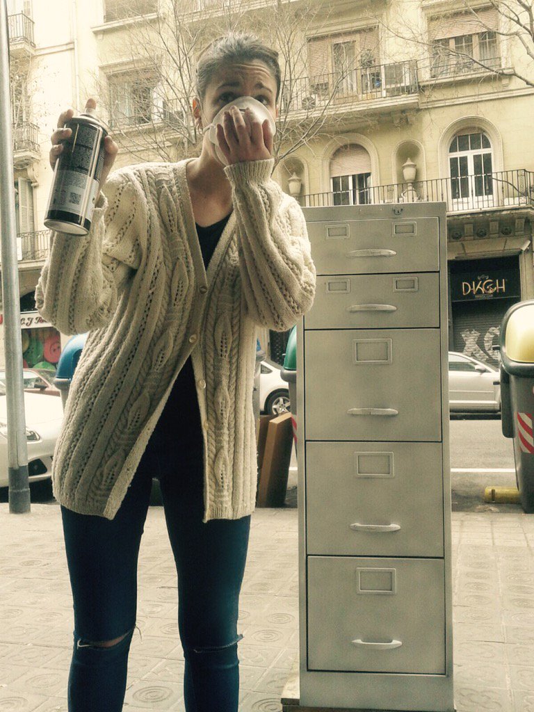 LaEsgrata's tweet photo. #puntdefugateatre o quan et col.loques pintant l'escenografia https://t.co/sot8r4wZRJ