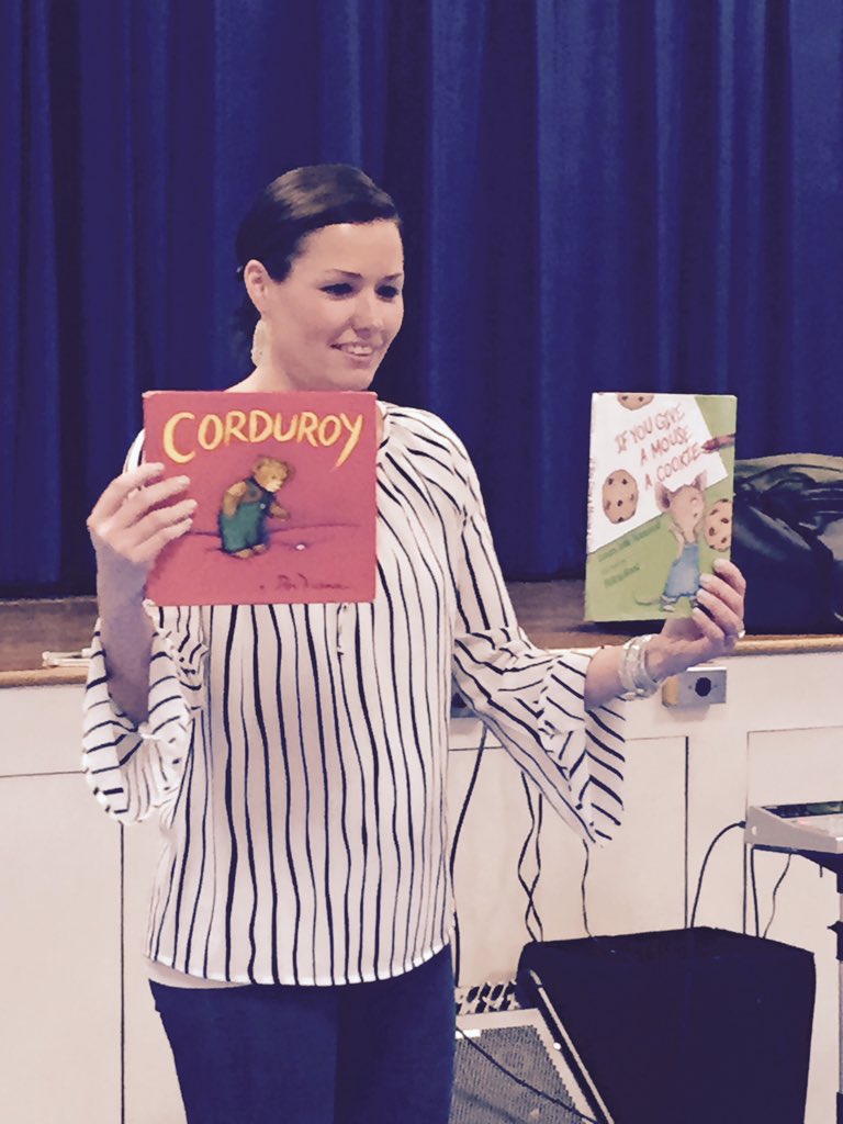 edukate7's tweet photo. Mrs. Henchy helping during The Singing Bus Driver show! https://t.co/CaqpGKg7sK
