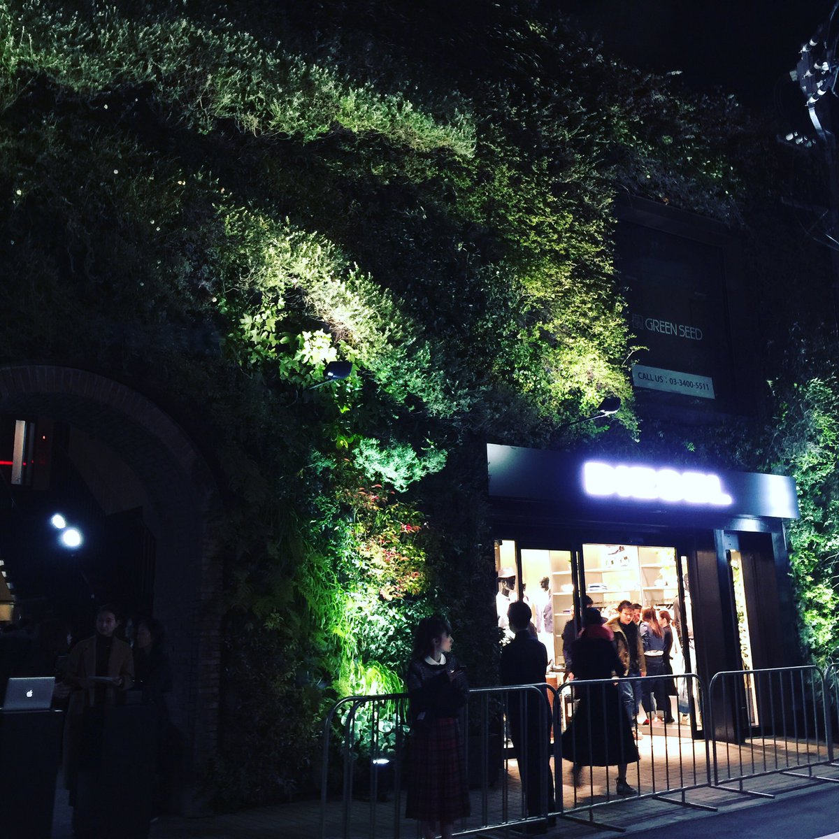 Uzivatel 八巻富美子 Na Twitteru Diesel青山 Diesel Black Gold青山 ひとつなぎの旗艦店がオープン グリーンに覆われたファサードが目印ですよ 東京都港区南青山5 5 24 Diesel T Co Gyicknj1be