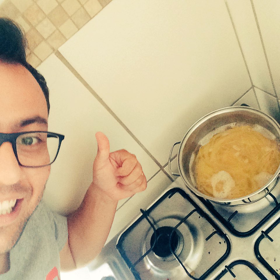 tiagolcarreira's tweet photo. Preparando um macarrão e vendo #chefeJA https://t.co/YjMsAu9oKJ
