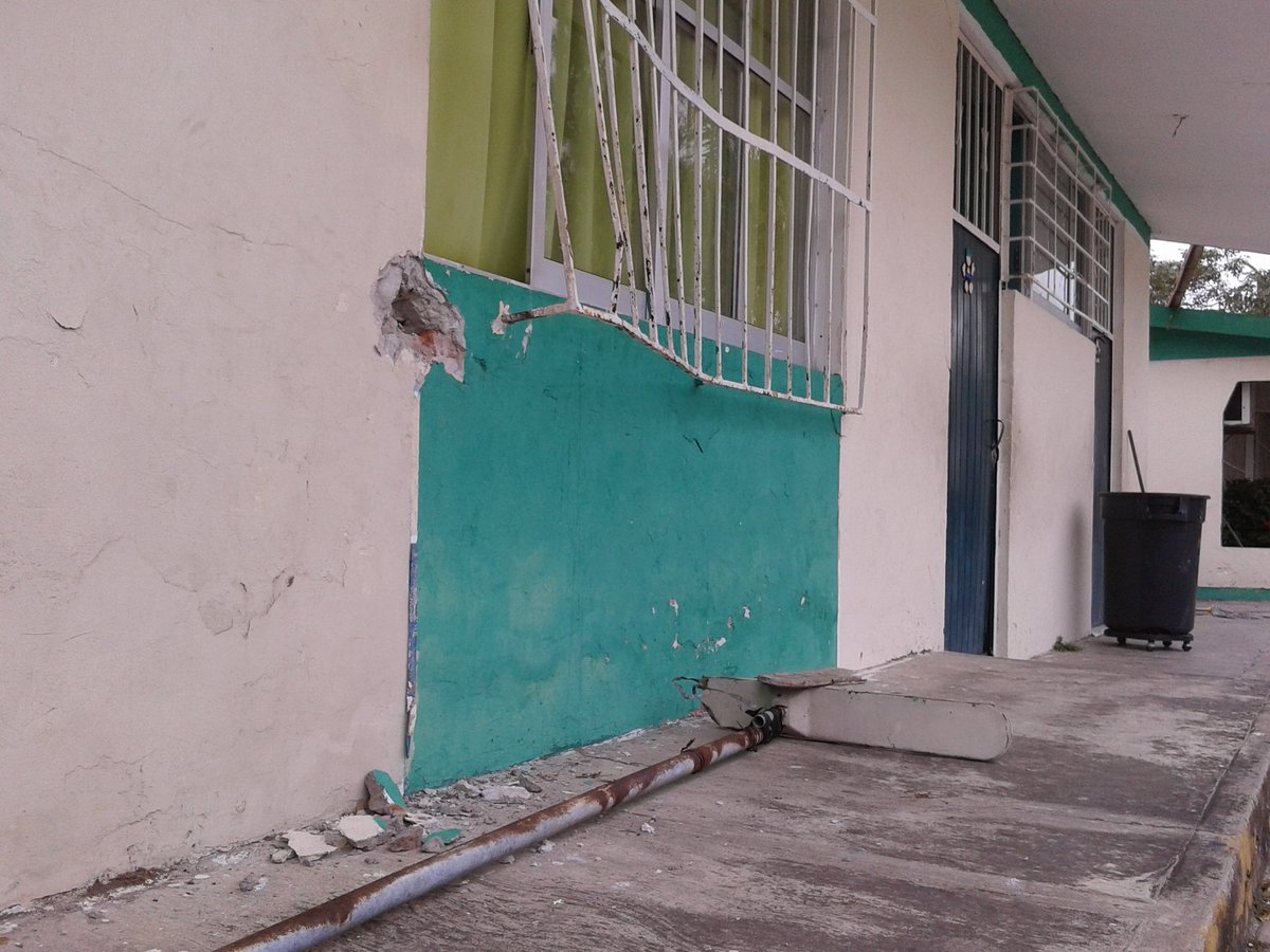 luisrmonroy's tweet photo. #Violentan #primaria Ruiz Cortinez se llevan computadoras, #forzaron puertas y ventanas #verfollow #Veracruz https://t.co/1l0THoFZfl