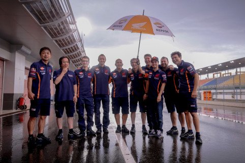 Bagaimana persiapan tim Repsol Honda di MotoGP Qatar 2016? Yuk kita tunggu aksi nya 20 Maret 2016. #JawaraMotoGP