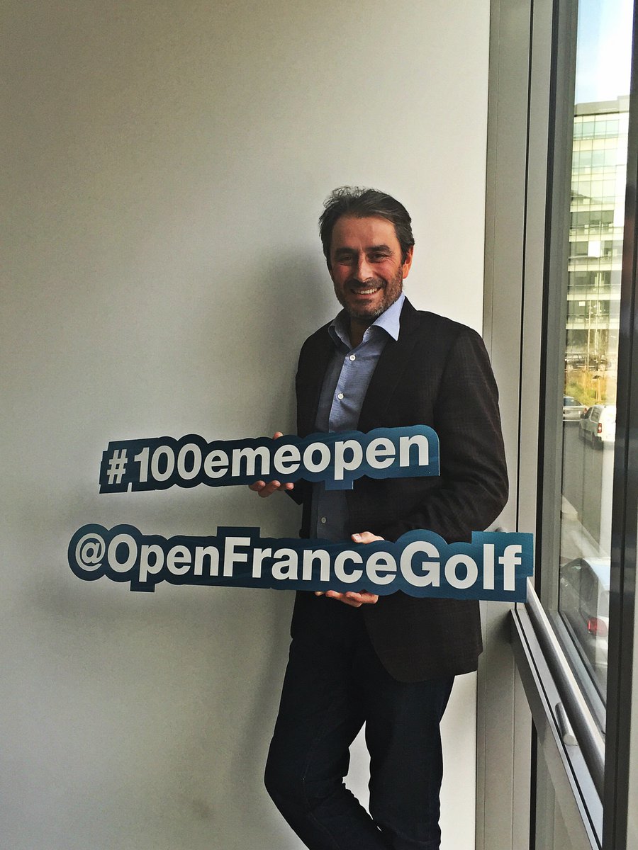 Le directeur de l' @OpenFranceGolf <a href="/Jean_VDV/">Jean Van de Velde</a> montre l'exemple ! 😃 #OpenFranceGolf #100emeopen