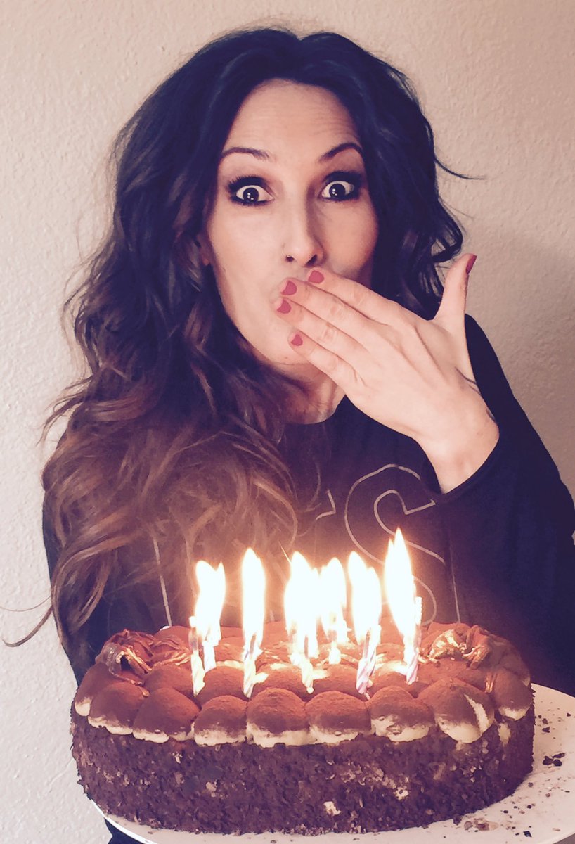 Quién va a desayunar tarta??? ☝🏼️☝🏼☝🏼#SorpresasDeCumpleaños #ExplosionDeVelas #Deseos 😋😋😋
