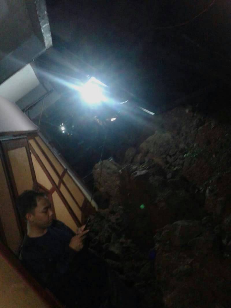 Longsor dan banjir terjadi di beberapa wilayah Jatinangor. Anggota kappa sdh trn ke lapangan. Semoga semua selamat.