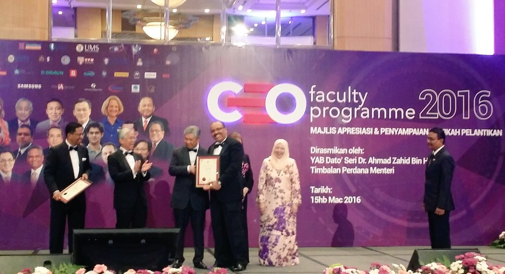DrAliHamsa's tweet photo. CEO faculty programme 2016:Menerima watikah pelantikan daripada YAB TPM @Zahid_Hamidi @idrisjusoh @mohe_kpt https://t.co/MuSDCopETD