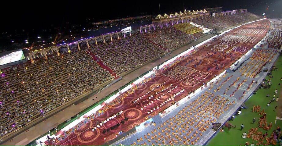 Gurudev's tweet photo. World's largest stage of 7 acres with no foundation sat on thin plates. An architectural marvel?! Or adventure?! https://t.co/tvItAIBSqe