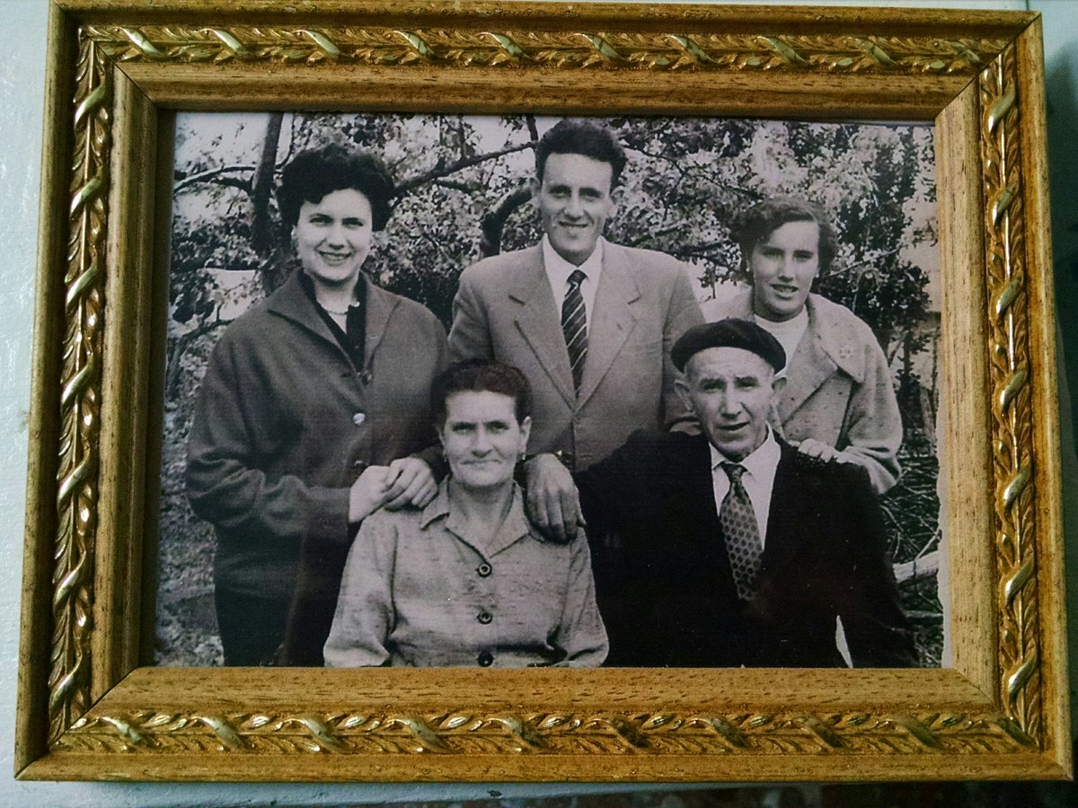 makusor's tweet photo. Abuelos, padres, hermanos, hijos, sobrinos y demás familia. No es una esquela, es lo que dejamos #AltadisNoSeCierra https://t.co/lnHJY23ATg