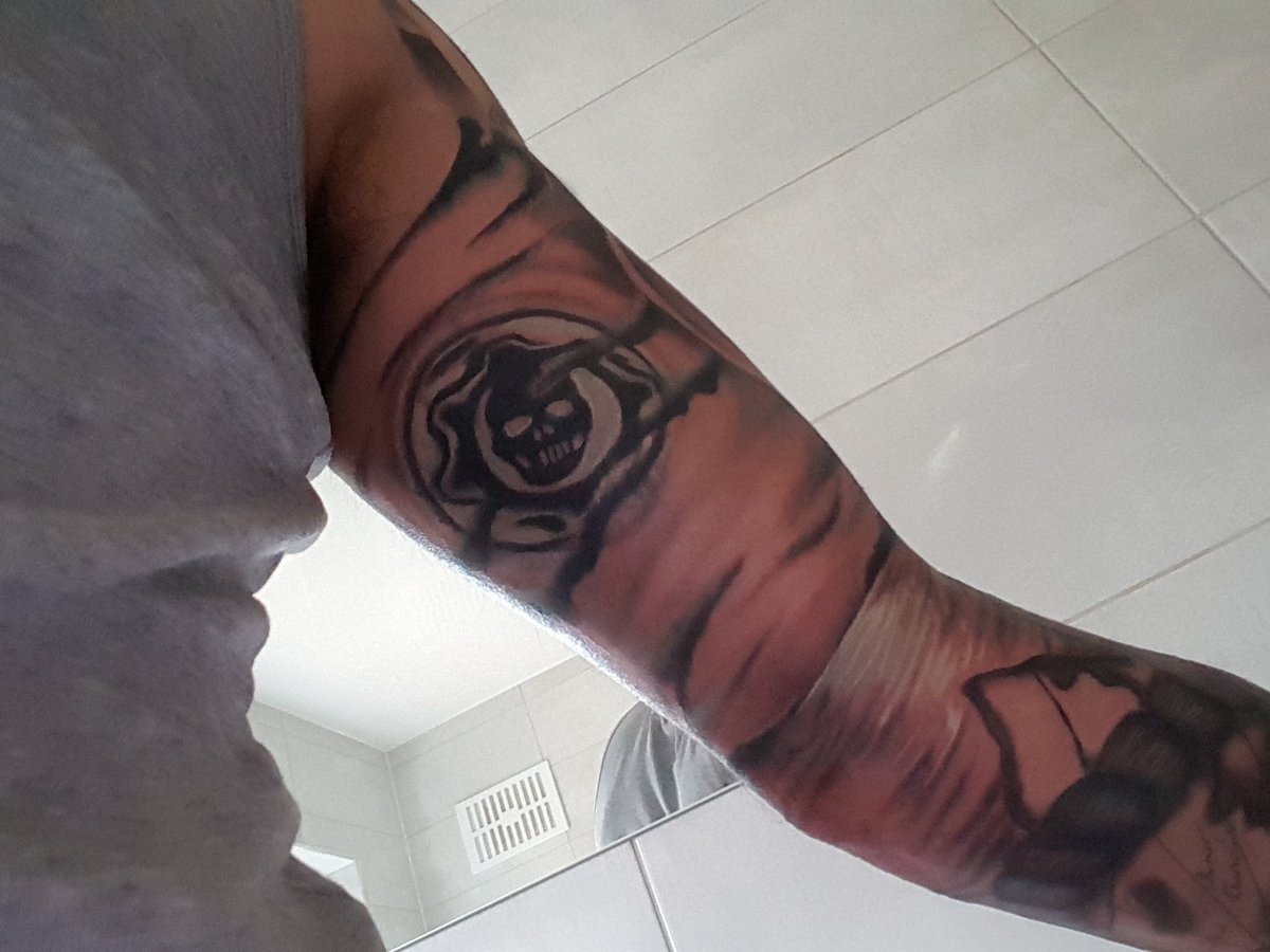 EddinihoUk's tweet photo. Sneaky crimsen in my sleeve.  Never a doubt #gearsofwar 😆 https://t.co/zTrbYjsoJg