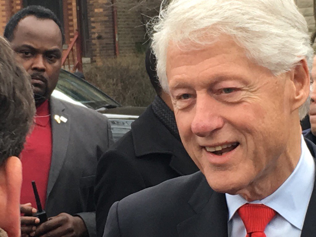 ElaineRCTV's tweet photo. @billclinton greeting constituents at Shoesmith Elementary #ERConSTNBC https://t.co/GBSXrUAmLV