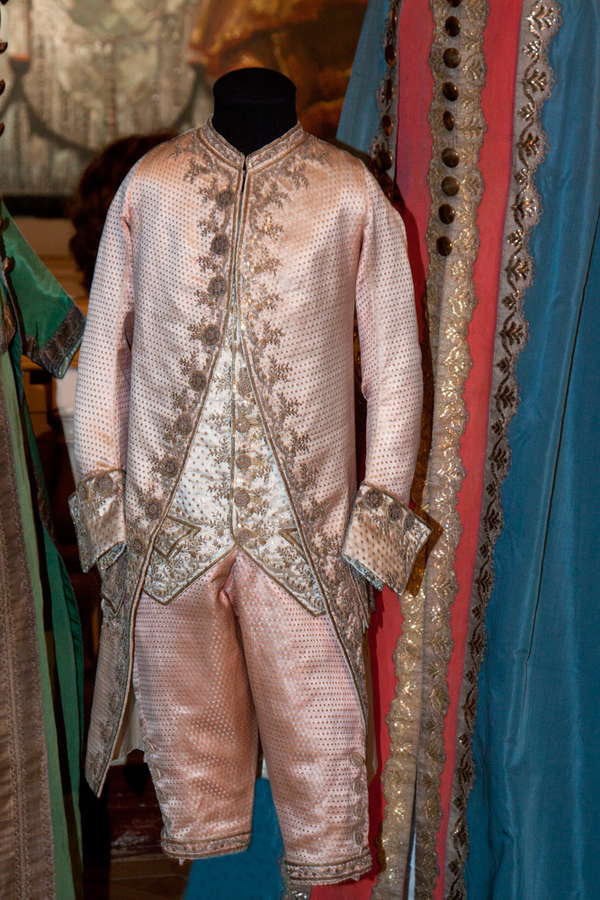 Екатерина II изобрела для внуков новую модель детского костюмчика (прадедушку ползунков): hermitageline.ru/ru/blog/view/z…