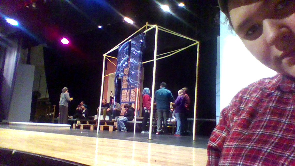 Red_AU666's tweet image. My theater class getting ready 2 work on the Aladdin play our school is showing #StageWork