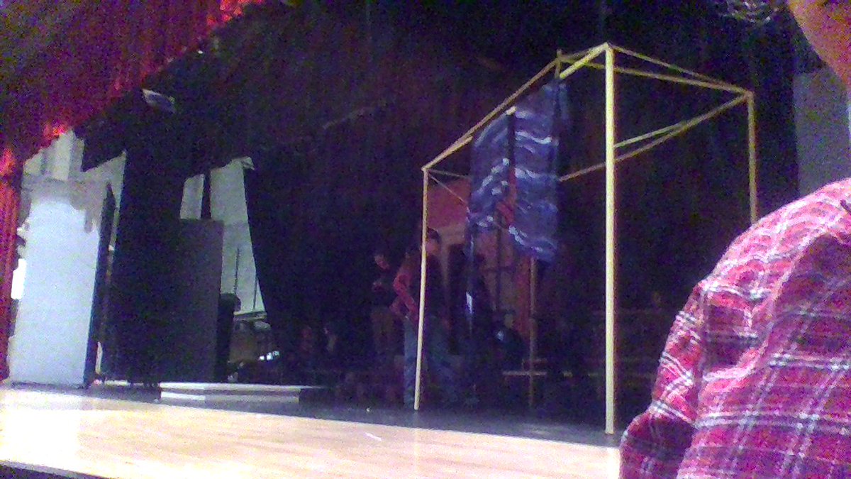 Red_AU666's tweet image. My theater class getting ready 2 work on the Aladdin play our school is showing #StageWork