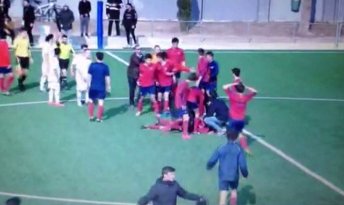 3CatInfo's tweet photo. Investiguen una agressió a un noi durant un partit de futbol amateur del CP Sarrià
https://t.co/nFlSolWMeF https://t.co/PzPQ0afs8C