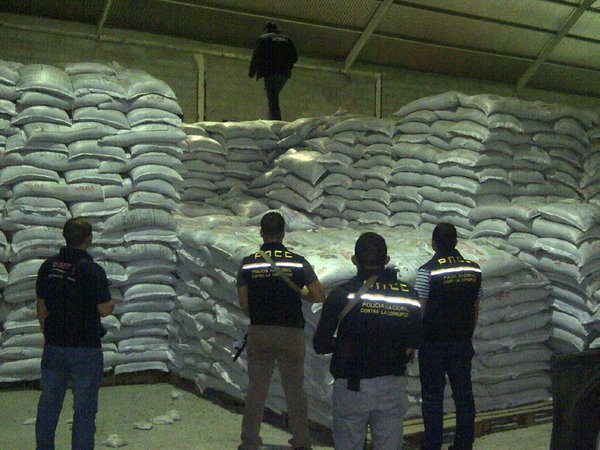 #AtaqueAlGorgojo
Incautan 312 toneladas de caraota negra a empresa privada de Portuguesa
bit.ly/1Uwncm1