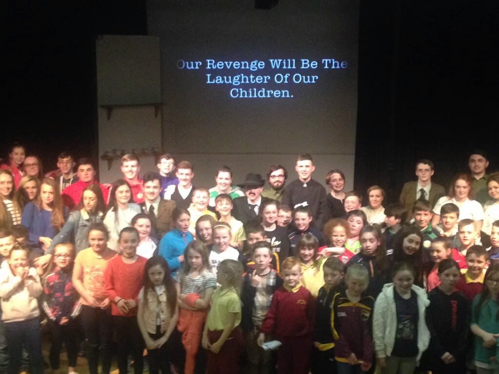 <a href="/GlorNaMona/">Glór na Móna</a> <a href="/oigenabhfal/">Cumann Óige na bhFál</a> <a href="/GlorAnTuaiscirt/">Glór An Tuaiscirt</a> agus Gaeil óga eile ag amharc ar Dráma 1916 <a href="/ColaisteFeirste/">Coláiste Feirste</a> 

Éirí amach!
