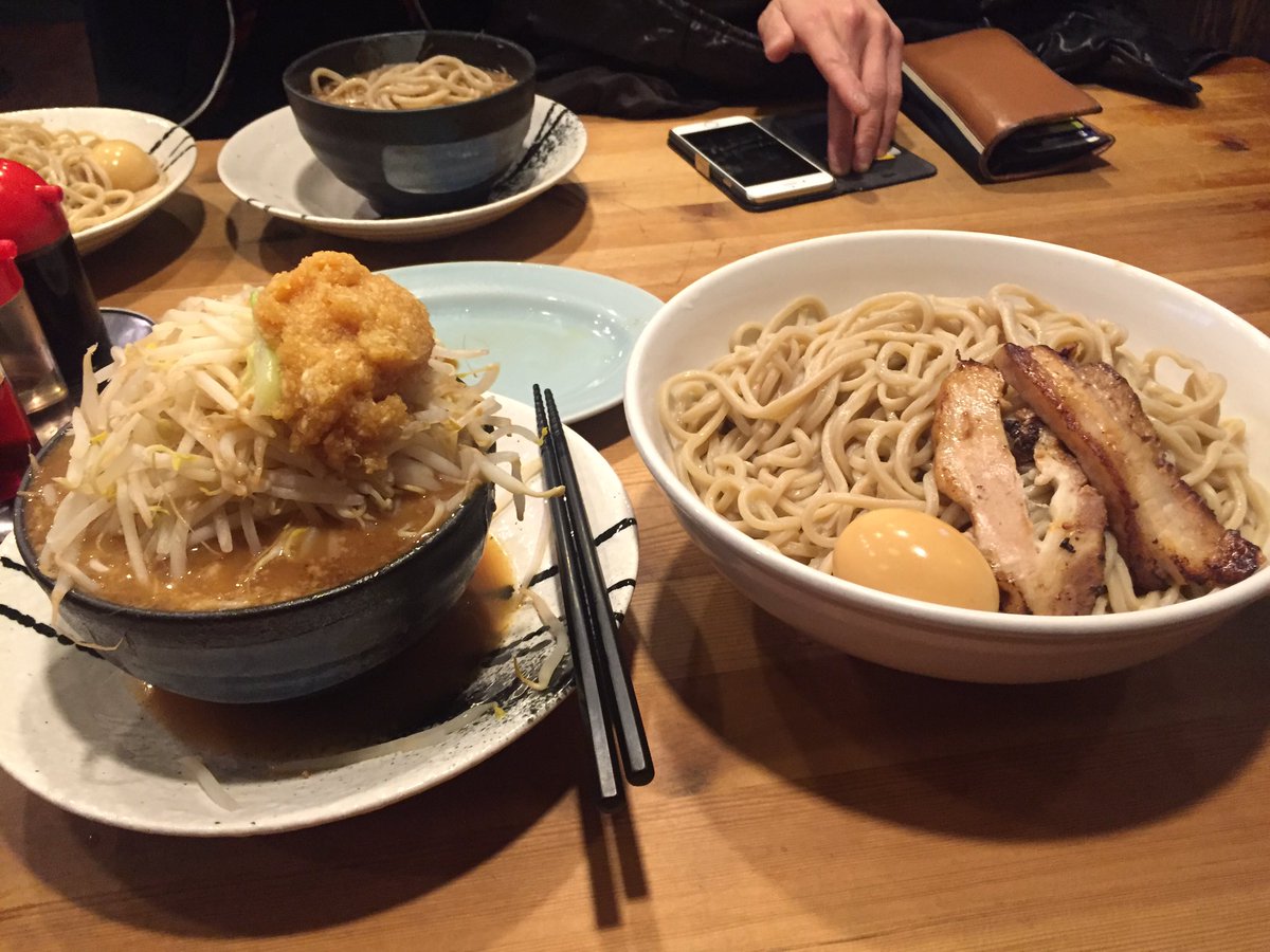 紅の牙狼 帰りに勝田台のどてちん 寄ってラーメン ٩ ˊwˋ و にんにく致死量で 辛くて死にそうだったので友達のをもらった こんなにいらねーよ 笑 つけ麺 どてちん T Co Lllvypoqd7