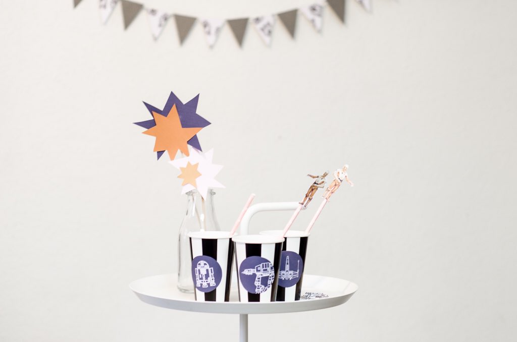 lapartybox's tweet photo. Un petit apéro #starwars ? Nous oui puisqu'on a déjà tout notre kit imprimé 😜 #lapartybox #freeprintable https://t.co/0XwEJx79Ua