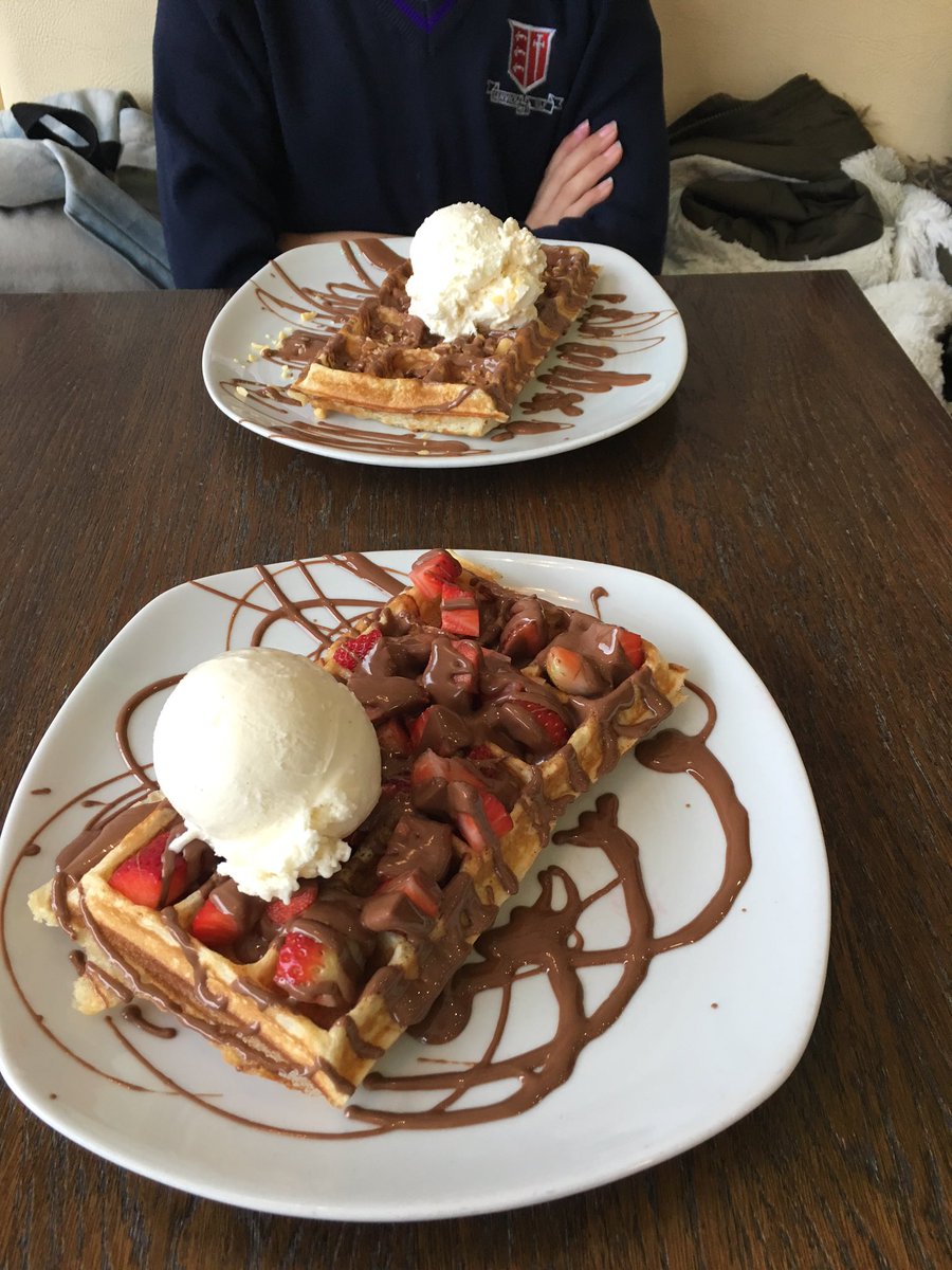 JemimahW's tweet image. Girl talk and puddings... Enough said. @SpaceProjectUK #mentoring #selfesteem #bestjob