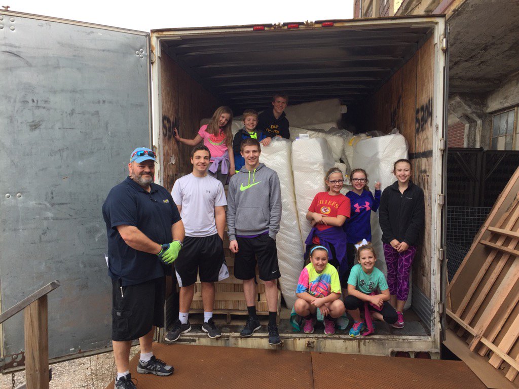 Beds4EveryBody's tweet photo. 126 mattresses? No problem, these kids rocked it! And Kevin the truck driver was awesome. @ChurchoftheRez @FryWagner https://t.co/hfgxtMWSIF