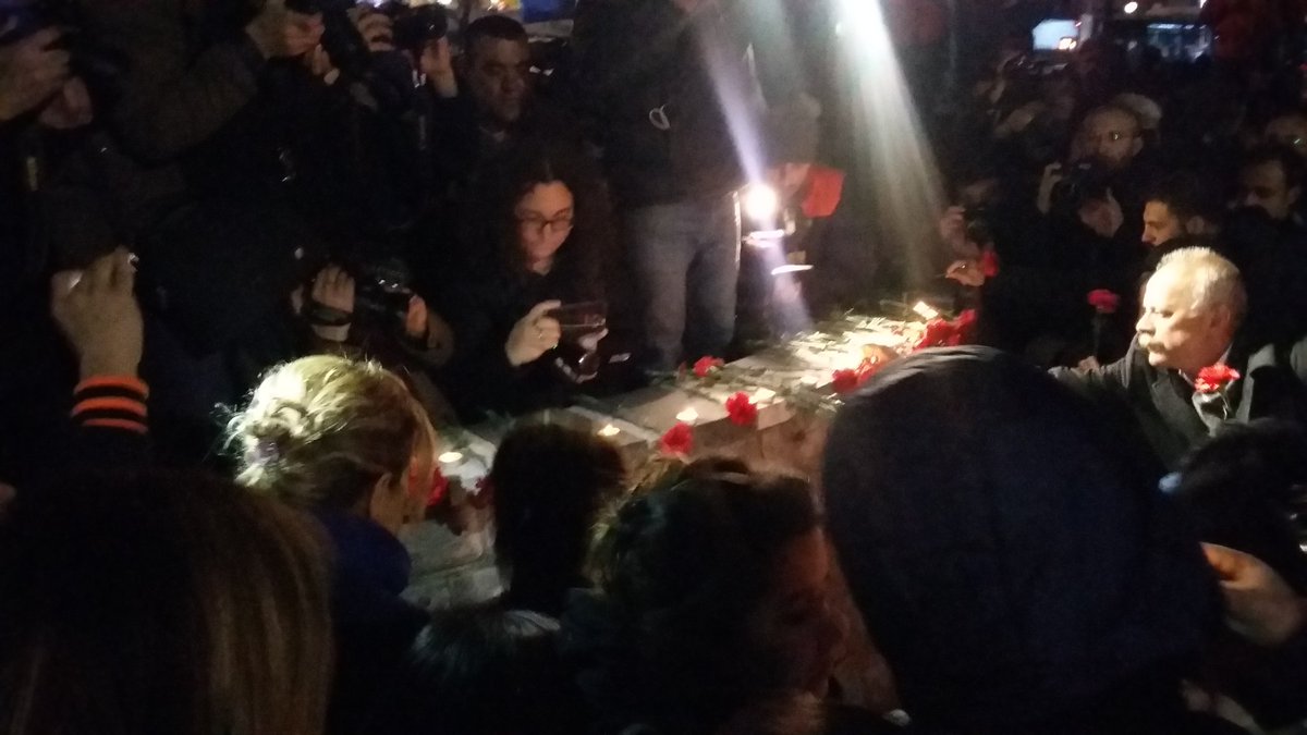 solpartiankara's tweet photo. Derken karanfil elden ele diyeceğimiz umut dolu günler gidenlere borcumuz.. https://t.co/8mCTSct1lY