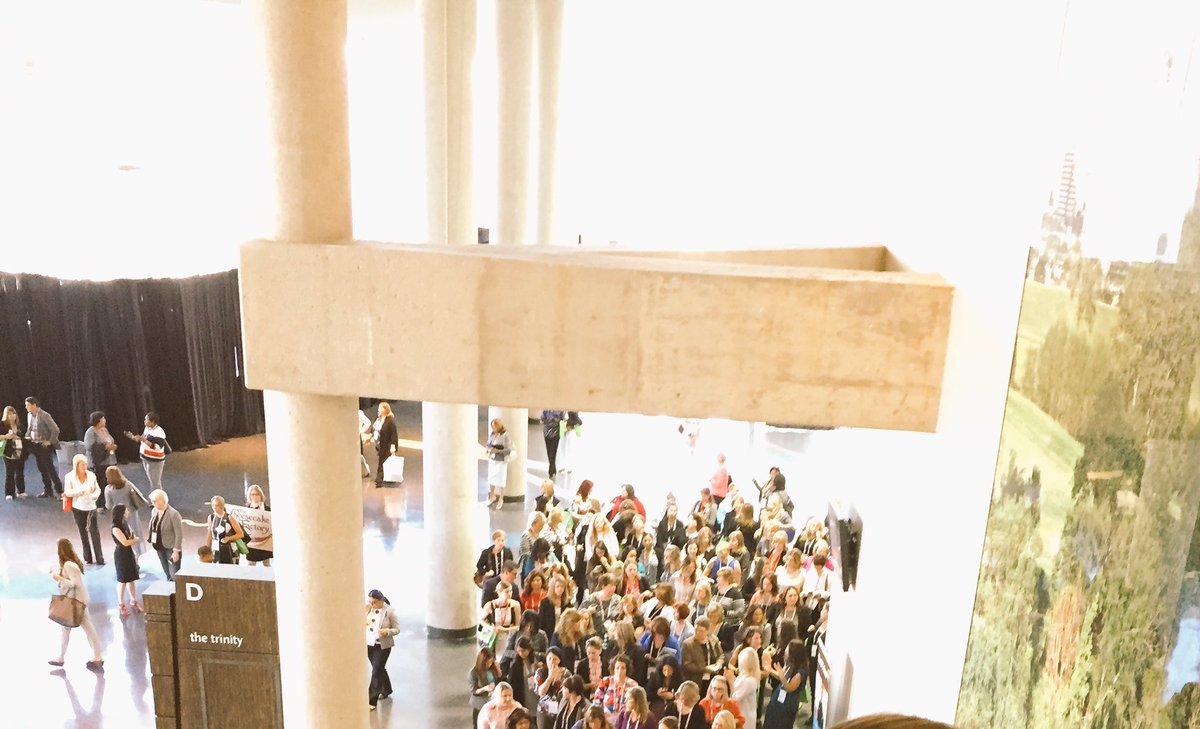 CarmenMac7's tweet photo. Crazy line for the escalator at #WFFConf! https://t.co/BsVWWueFkD