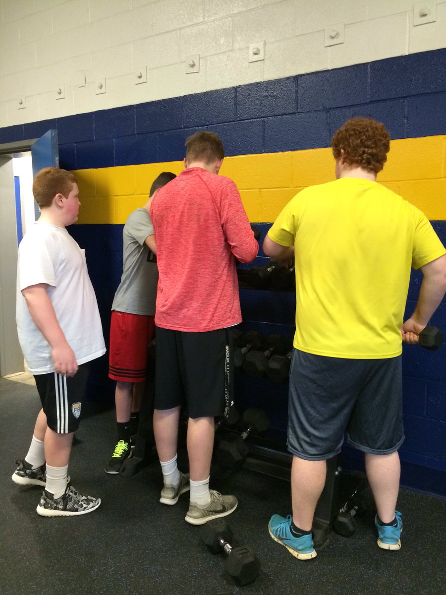 ReddenDE's tweet photo. @THECalvertHigh NHS students working side by side with other students who just finished their afternoon workout! https://t.co/o3KSSAhlim