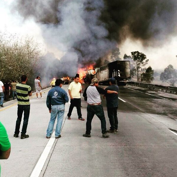 ddmexico's tweet photo. #TránsitoDDMX Cierre en el #Km85 de la autopista #México-#Querétaro por un choque entre dos tráileres. Foto @aj_grom https://t.co/eulQFetmX7