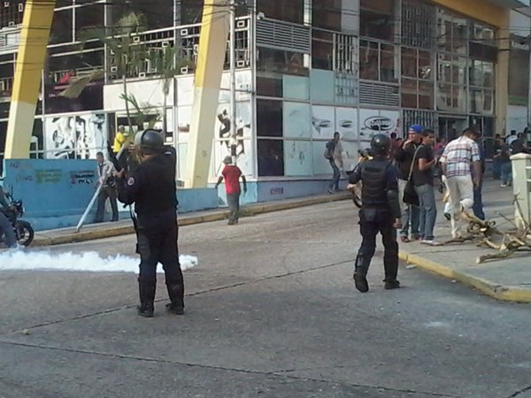 AvFenix_'s tweet photo. #CSR8: merideños se solidarizan pacificamente con los ESTUDIANTES y son reprimidos por polimerida en Glorias Patrias https://t.co/UtvpWiXFGo