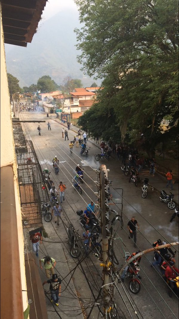 AvFenix_'s tweet photo. #CSR8: merideños se solidarizan pacificamente con los ESTUDIANTES y son reprimidos por polimerida en Glorias Patrias https://t.co/UtvpWiXFGo