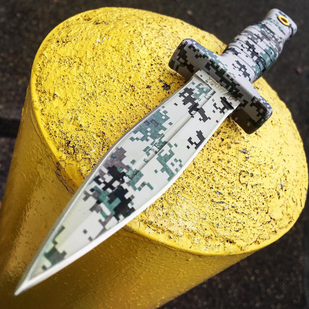 HelleKnife's tweet photo. https://t.co/aFOjVJD95p

7" Defender Xtreme Army Camo Hunting Knife Stainless https://t.co/nDfbXoitC7