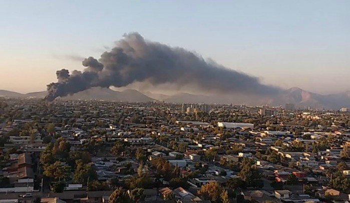 meganoticiascl's tweet photo. Reportan gran incendio en fábrica industrial en Quinta Normal https://t.co/Z1we3SPiqY https://t.co/prEug5miLG