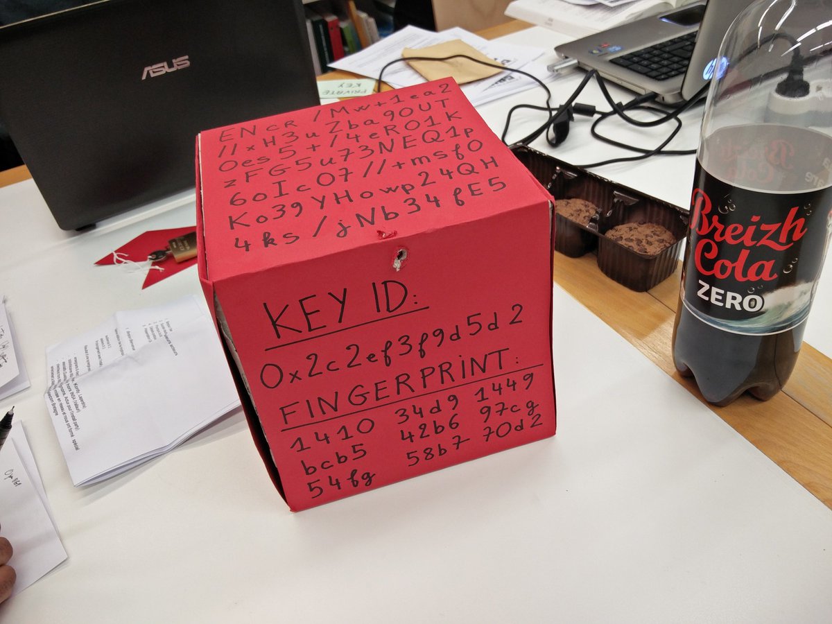 BVallauri's tweet photo. Atelier PGP et biblio par @dbelveze @Biblinsa pour la #CryptoINSA. Clap de fin : une belle réussite. https://t.co/M3frd4aiRK
