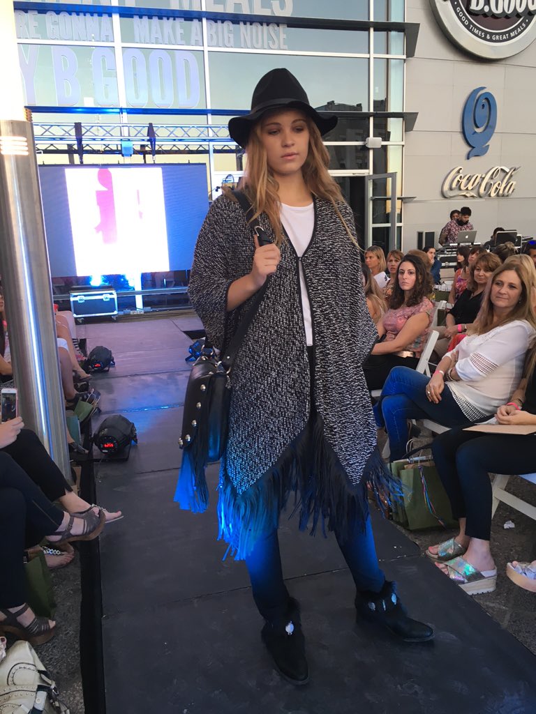 AltoComahue's tweet photo. ¡Almacen De Cosas Lindas mostrando su nueva temporada! #TrendyDays #FW2016 ❤️ https://t.co/PTuZWAWwlU