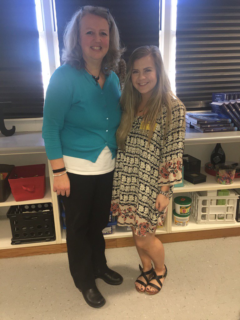MrsSellersVMS's tweet photo. Honored to have Lexi Oliver, former student, visit our class today. #uastudent #we❤️math  #vmseagles https://t.co/WettqA4dzy
