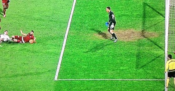 Kale arkasındaki hakeme bak..