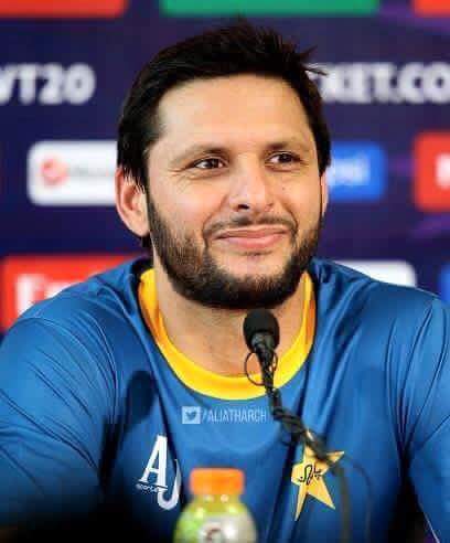 xalehakhan's tweet photo. Pakistan mai aik hi good lookng player aya hai aur wo hai @SAfridiOfficial well said #Basitbhai :) :)
#HLPJ https://t.co/NvJFuVMDsm