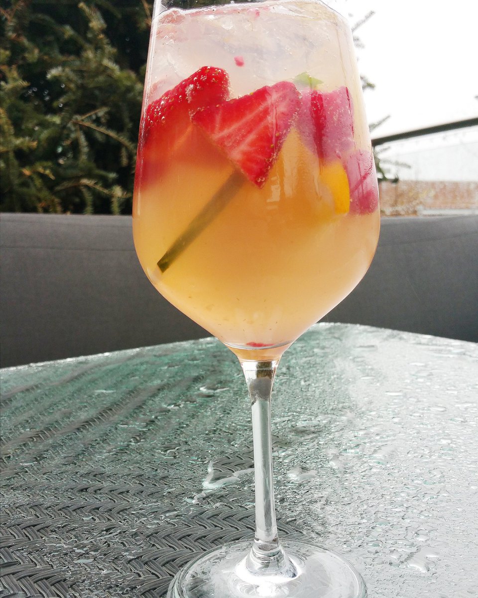 glowfreshgrill's tweet photo. #rain got you down? #cheer up with our #tuesday #drinkspecial today we are mixing up $6 #cocktails #toronto #cfshops https://t.co/3c9TsHtCZX