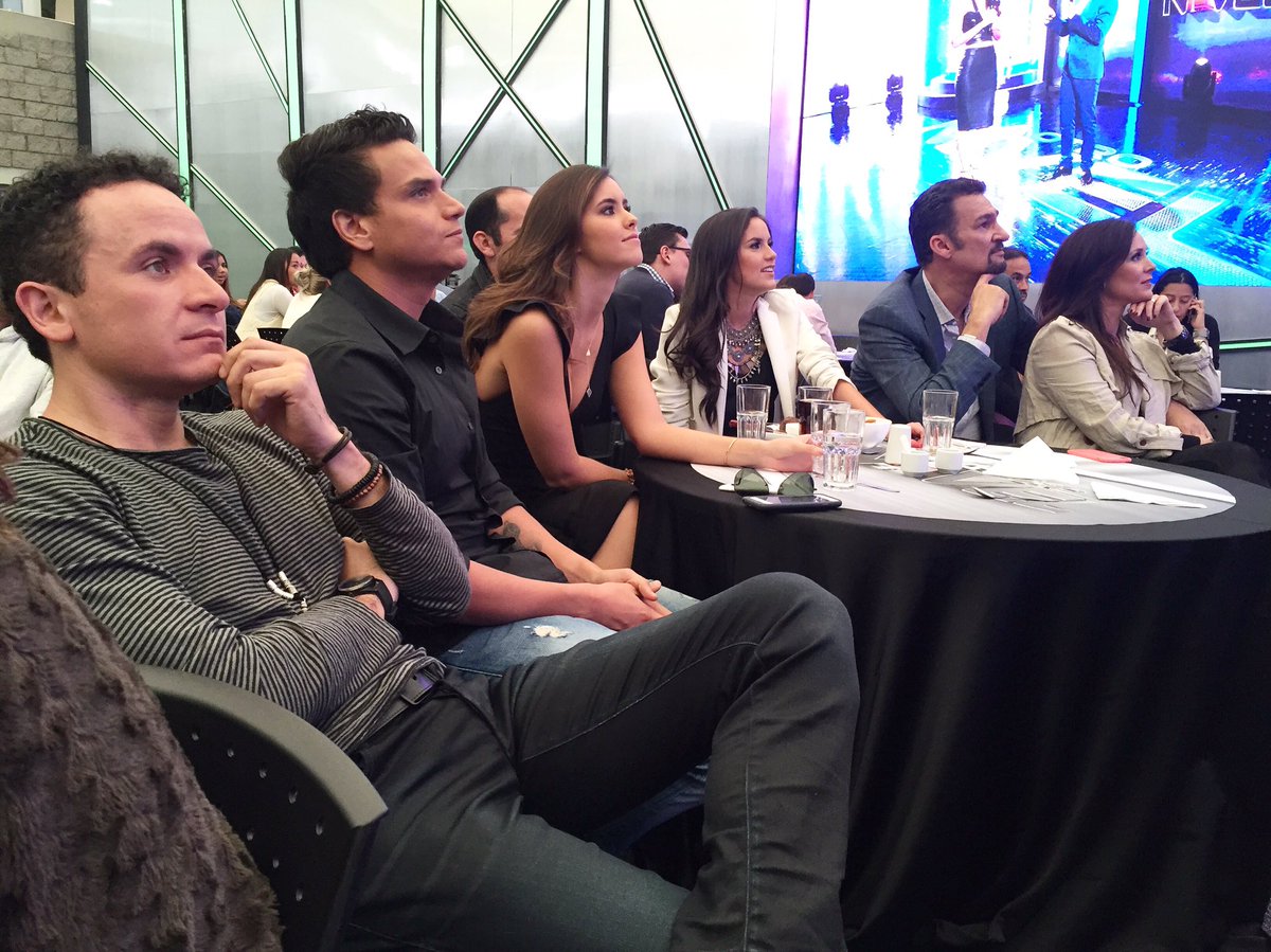 Paulina Vega se roba el 'show' en su debut como presentadora. CdnFKwAWEAAD3lm