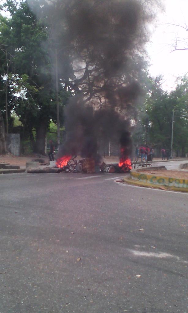 vzlnoresentido's tweet photo. RT indignadosvene2: Protesta en la #UPEL #Maracay Cerrada la Av Las Delicias al Norte de la altura de la universid… https://t.co/ULovmHBRBu