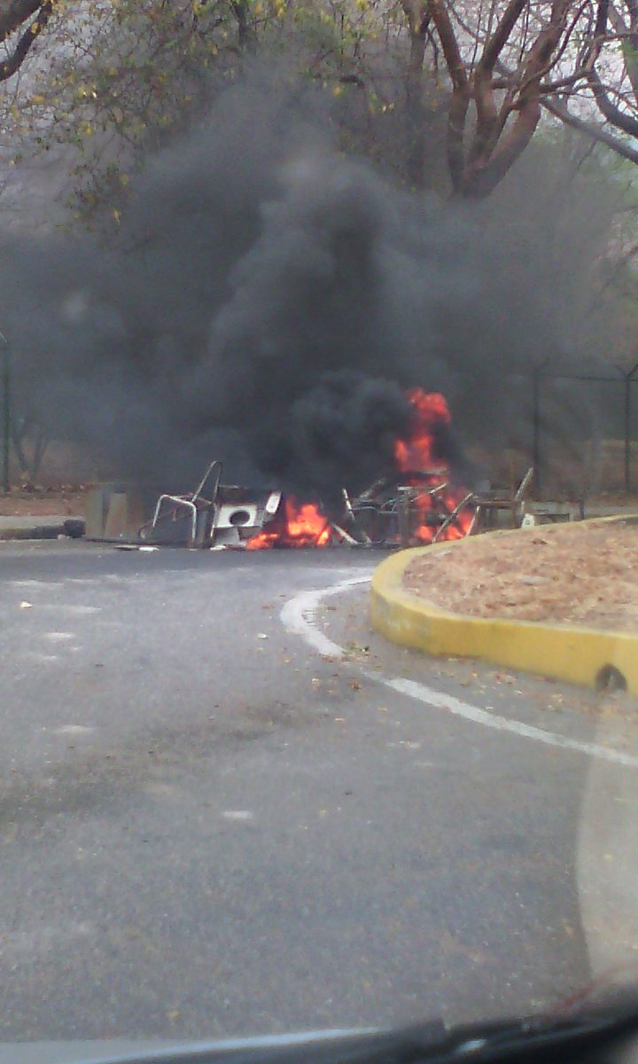 vzlnoresentido's tweet photo. RT indignadosvene2: Protesta en la #UPEL #Maracay Cerrada la Av Las Delicias al Norte de la altura de la universid… https://t.co/ULovmHBRBu