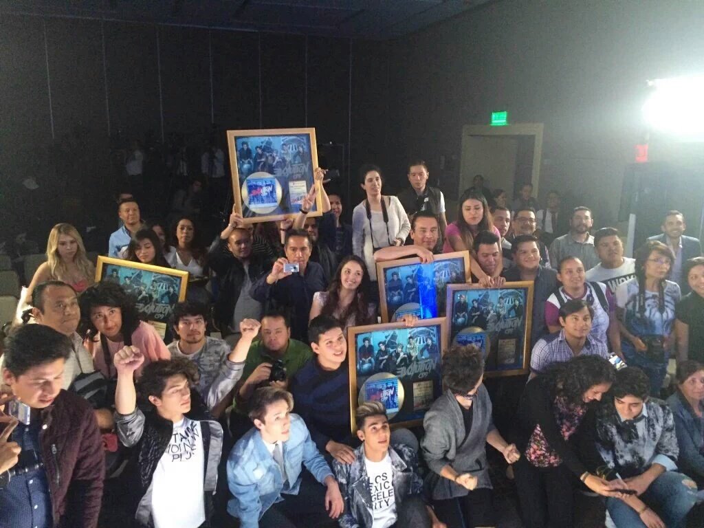 SomosTuAcceso's tweet photo. #Coders los chicos de @somosCD9 presentaron de manera oficial #Evolution y recibieron disco de oro #Orgullo 💪👍👊💯👌😁 https://t.co/uPGeI5Wdet