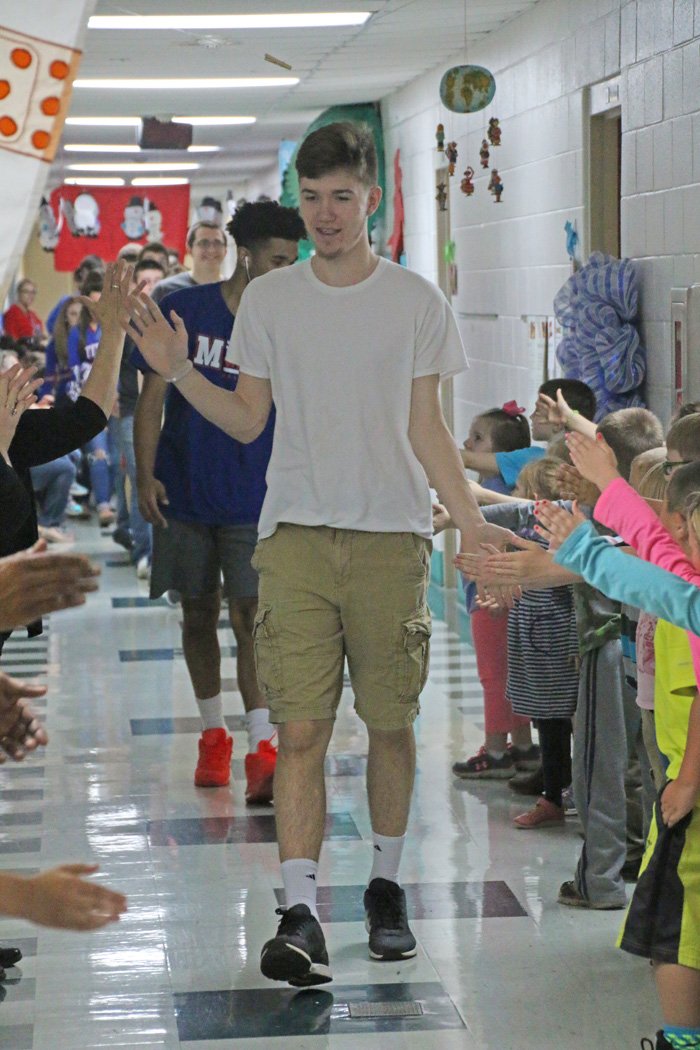 daarik_gray's tweet photo. The Mercer Co. basketball team heads to Rupp tomorrow, so the Elementary Schools wished them luck before they left. https://t.co/9zkosJeXTe