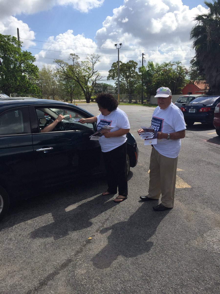 MDResidents1st's tweet photo. Everyone gets a palm card at the precinct in North Trail Park on 127th Avenue in #MiamiDade #StandWithGimenez https://t.co/kp56v1UMqK